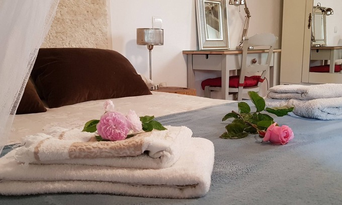 San Justo de Cabanillas Cottage | Perfect Retreat: Casa La Jara Blanca with Lake Views