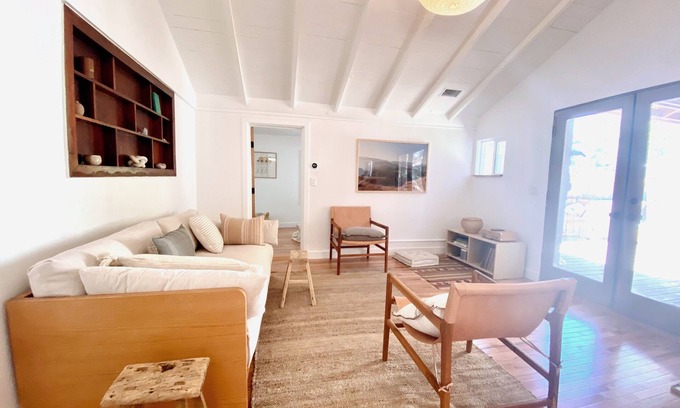Meiners Oaks House | Serene Casa la Luna: Modern Cottage with Breakfast & Kitchen