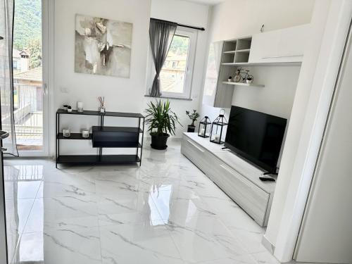 Lesa Apartment | Discover Casa La Rosa: Family-Friendly Retreat Rated 9.4