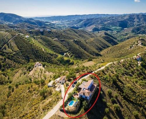 Loja Villa | Experience Oceanfront Comfort at Casa la Viña de la Tireta