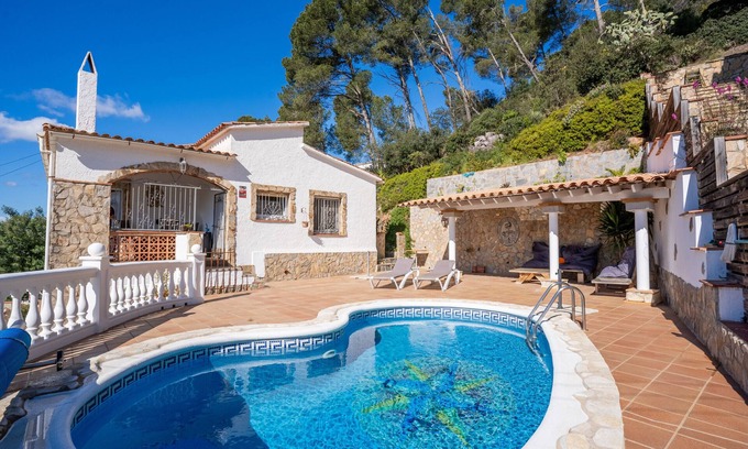Pals Cottage | Experience Casa la Vista Grandiosa: Pet-Friendly Retreat