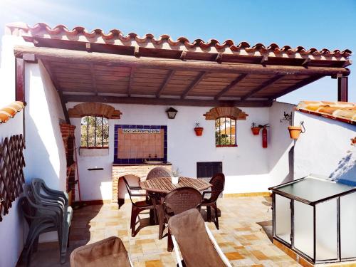 Medina de las Torres House | Discover Casa Las Torres: Pet-Friendly Family Getaway