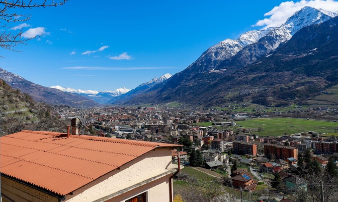 Aosta House | Casa Le Vignole: Family-Friendly Retreat with Breakfast