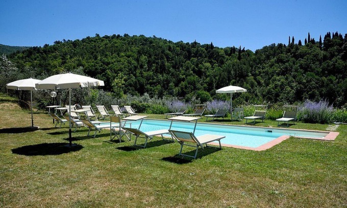 Castelfranco di Sopra House | Charming Casa Leggiadra: Hilltop Retreat with Pool & Breakfast