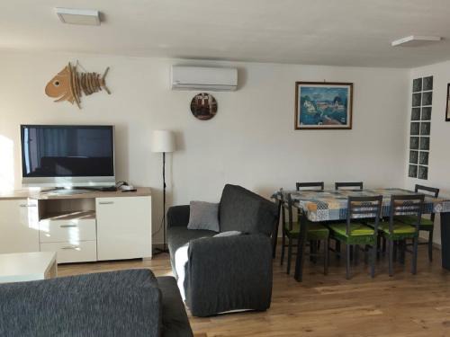 Vasto Apartment | Beautiful Casa Leo: Oceanfront Retreat with Pool & Dining