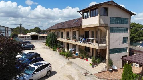 2 Mai House | Family-Friendly Casa Leo: Rated 10/10 with Kitchen Amenities