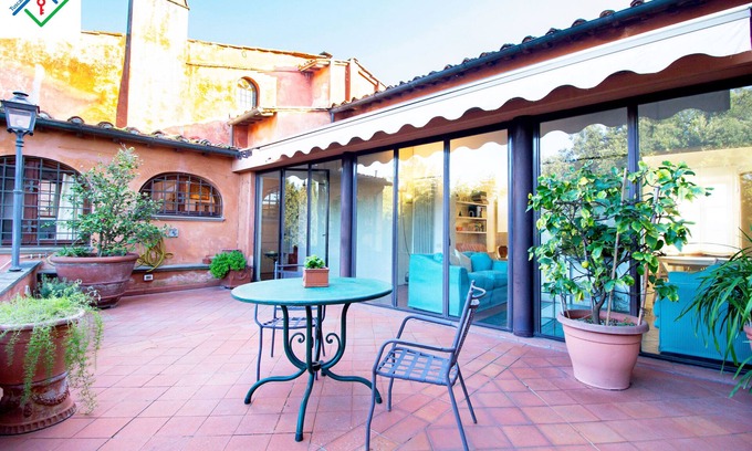 Pisa City Centre Apartment | Relaxing Getaway at Lia House with Spa & Family Amenities