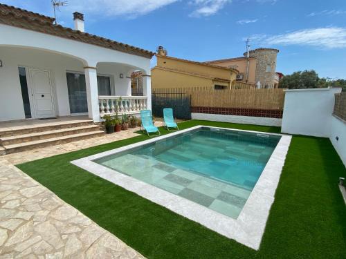 Castello d'Empuries House | Casa Libélula: Oceanfront Retreat with Pool & Pet-Friendly