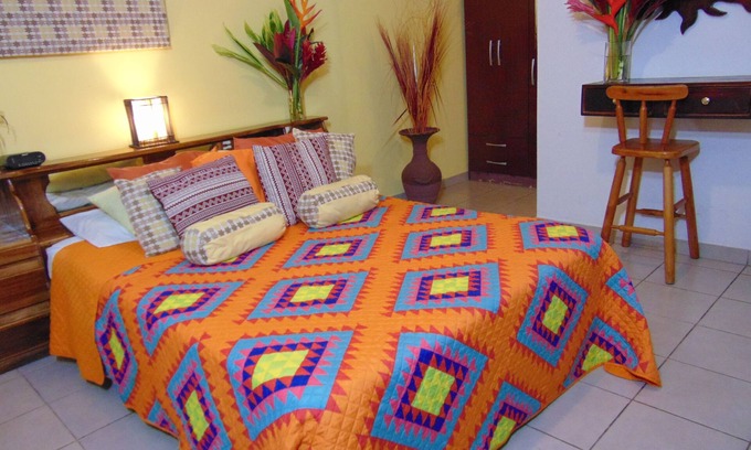 Pavas Bed & Breakfast | Cozy Casa Lima B&B: Enjoy Free Breakfast & Relaxing Spa