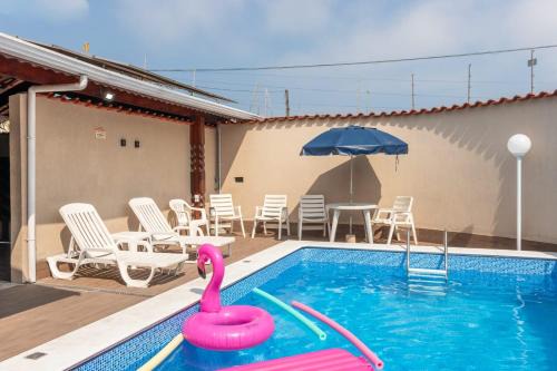 Jardim Real House | Casa Linda: Poolside Retreat with Gourmet Area Near Beach
