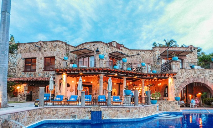 Club Deportivo House | Experience Casa Lisa by Villa Vera with Oceanfront Bliss