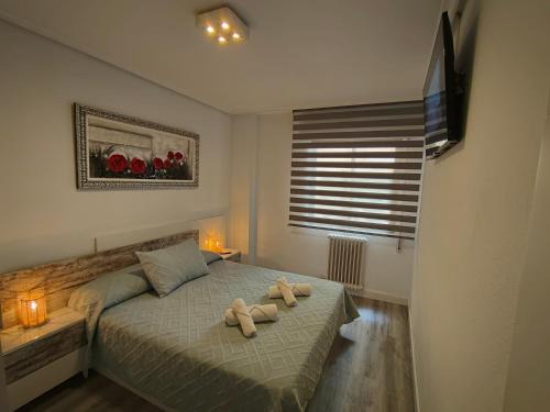 Logrono Historic Centre Apartment | Elegant Casa Logroñesa: Family-Friendly Retreat, Rated 9.8