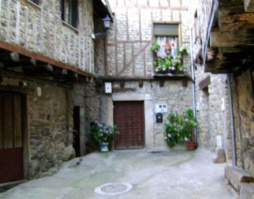 San Martin del Castanar House | Family-Friendly Casa Lopez San Martín for Memorable Stays