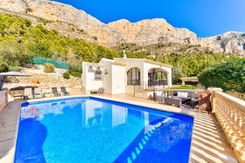 Ermita Villa | Unforgettable Stays at Casa Los Arboles: Oceanfront Bliss