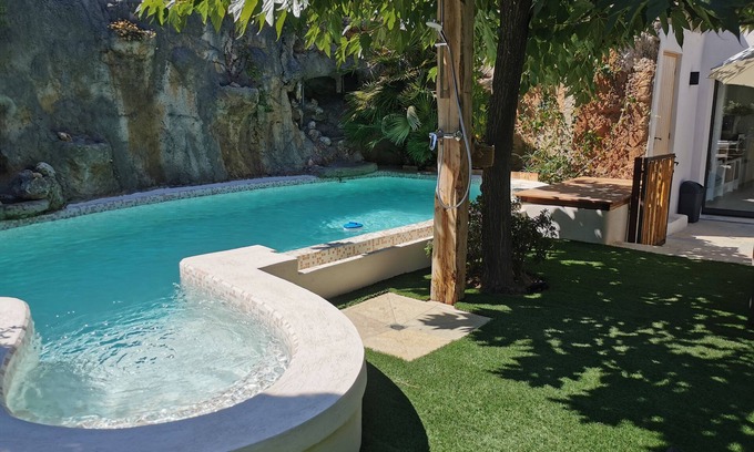 Sainte-Maxime Apartment | Charming Casa Louise Suites: Oceanfront Family Retreat