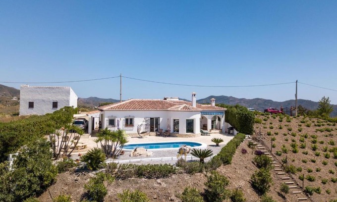 Canillas de Aceituno House | Beautiful Casa Lucía: 4-Star Oceanfront with Pool