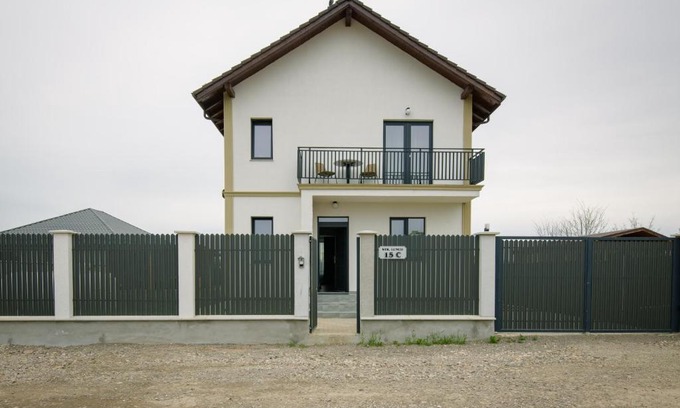 Brasov Villa | Discover Casa Lucan Brașov: Pet-Friendly Oceanfront Escape