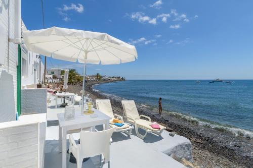Playa Quemada Apartment | Relax at Casa Lucia: Oceanfront Retreat with Hot Tub