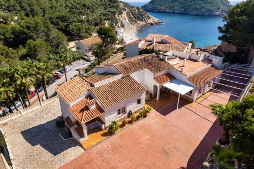 Mar Azul Villa | Relax at Casa Luna: Oceanfront Retreat with Pool Access