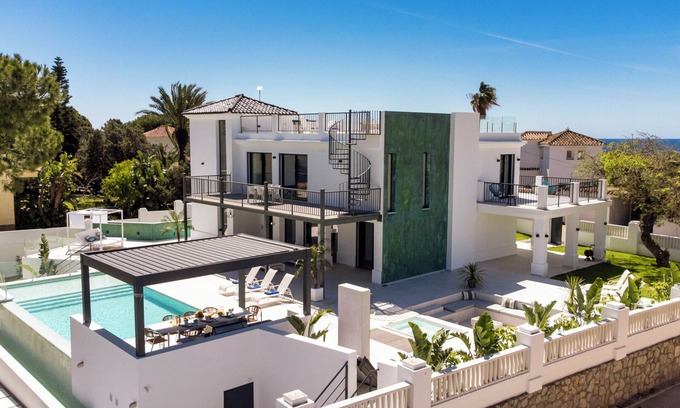 Urbanizacion Marbessa Villa | Casa Luna Spa: Modern Villa with Oceanfront Pool & Spa