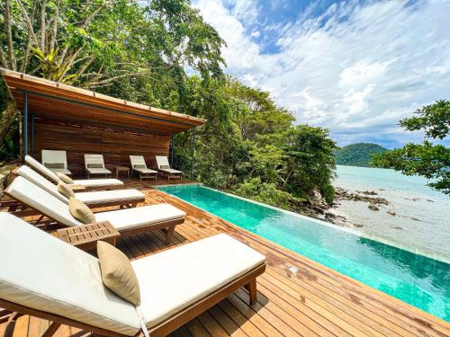 Paraty House | Discover Casa Luz: Oceanfront Retreat with Spa & Pool