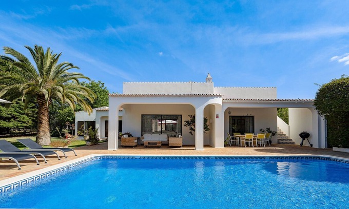 Mato Serrao Villa | Casa Luzerna - Relaxing Villa with Pool Near Beach & Town