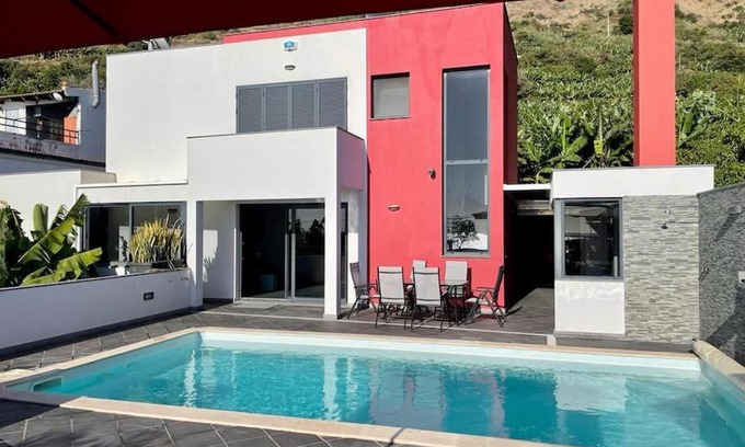 Paul do Mar House | Relax at Casa MaBu – Oceanfront Bliss with Pool Access