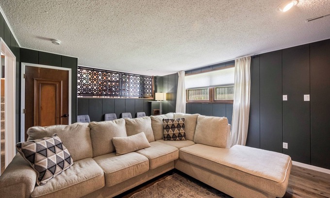 Des Moines House | Casa Mackie - Stylish Split Level Home with Great Amenities