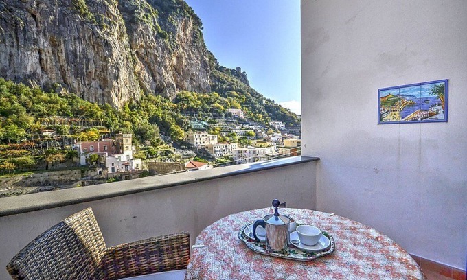 Amalfi House | Casa Macrina A: Cheerful Apartment Near Amalfi Cathedral