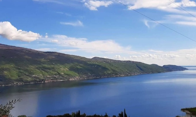Oldesio Apartment | Unforgettable Lake View Apartment with Garden & Pool