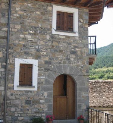 Siresa House | Discover Casa Magdalena Autural: Family-Friendly Retreat