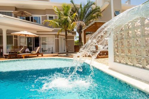 Jurere Villa | Casa Mansão: Steps from the Beach with Ocean Views