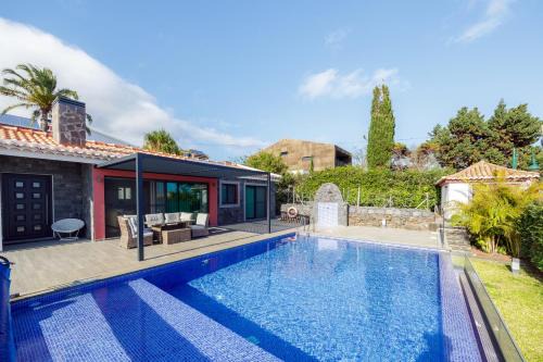Canico House | Idyllic Casa Maravilha: Oceanfront Escape with Pool & Pets
