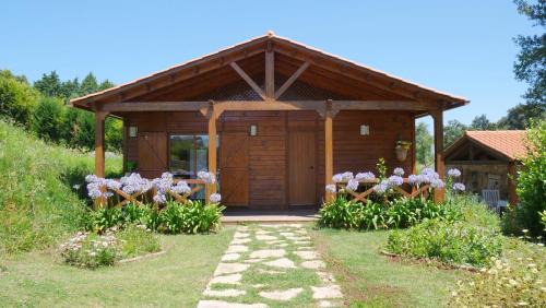 Casal do Abegao Ski Chalet | Relax at Casa Margarida: Oceanfront Stay with Pool & More