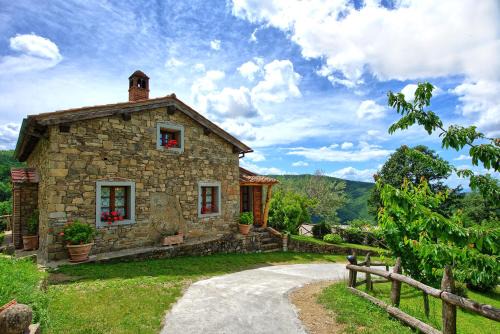 Pieve di Chio House | Inviting Casa Margherita 2: Pet Friendly with Pool Access