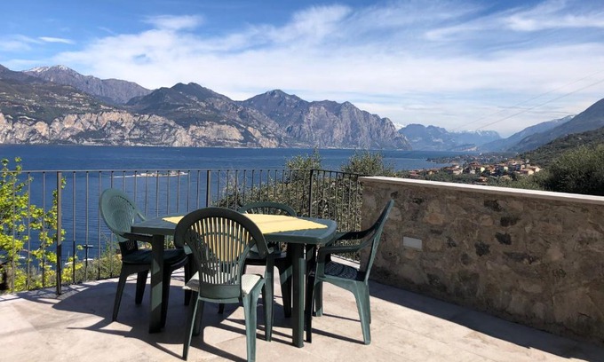 Castelletto Apartment | Cozy Casa Margherita: Oceanfront, Pet-Friendly Escape