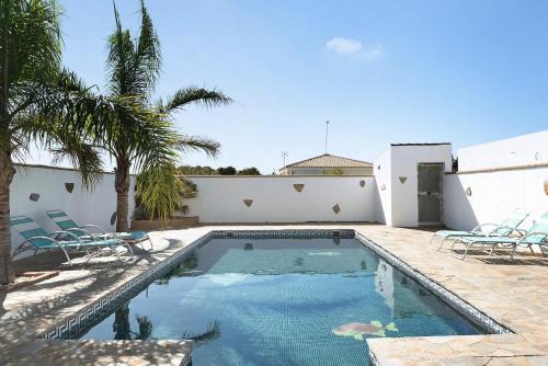 Conil de la Frontera House | Casa Mari Loli 1: Family Retreat with Pool & Pet-Friendly