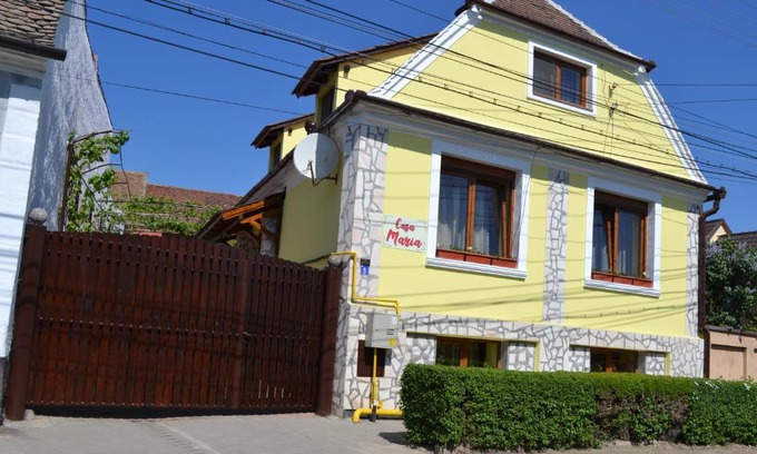 Sura Mica House | Family-Friendly Casa Maria with Top Ratings and Kitchen