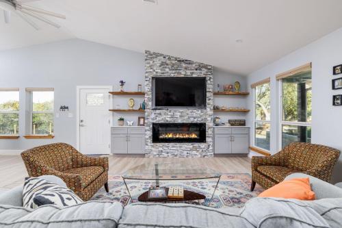 Dripping Springs House | Cozy Casa Mariposa: Renovated Retreat with Firepit & Pets Welcome