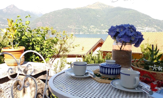 Acquaseria Apartment | Casa Mariuccia - Tranquil Garden Retreat by the Lake