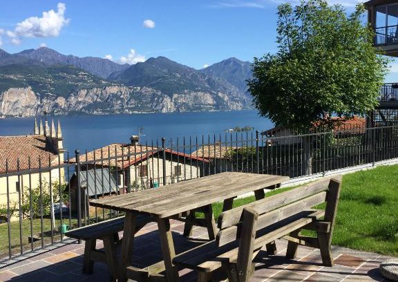Castelletto Apartment | Cozy Casa Mary: Oceanfront Views & Pet-Friendly Stay
