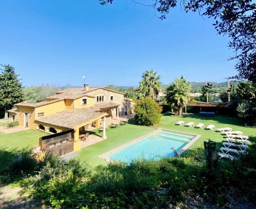 Mont-Ras Ski Chalet | Pet-Friendly Casa Mas Molines with Oceanfront Views