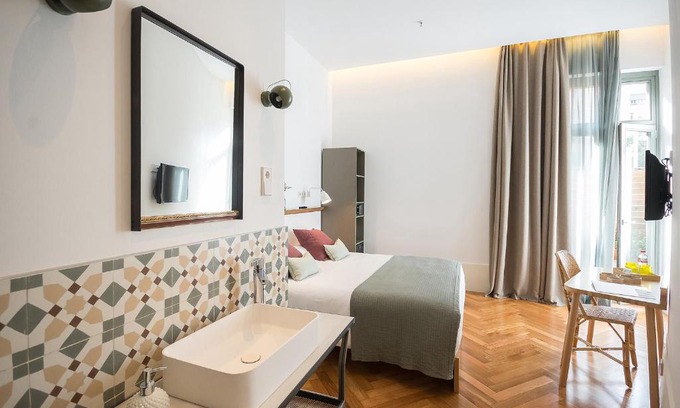 Dreta de l'Eixample Bed & Breakfast | Discover Casa Mathilda: 4-Star Comfort with Pet-Friendly Amenities
