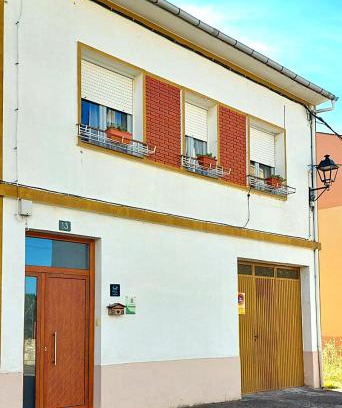 Arborbuena House | Casa MaySa: Pet-Friendly Retreat with 9/10 Guest Rating
