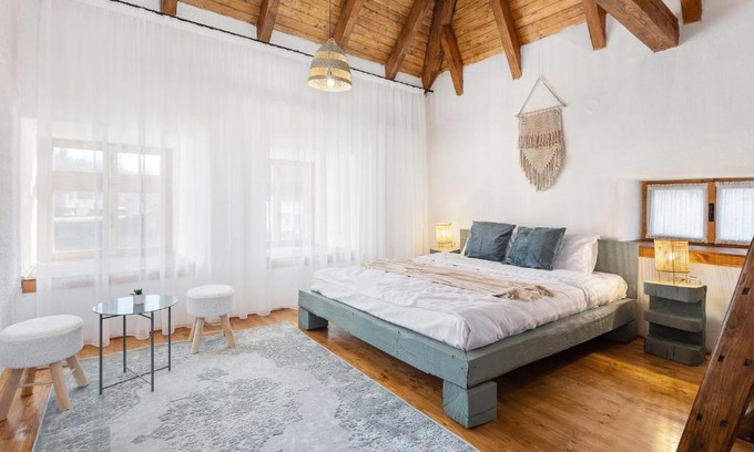 Homorod House | Eco-Friendly Casa Meburger 279 with Hot Tub & Breakfast