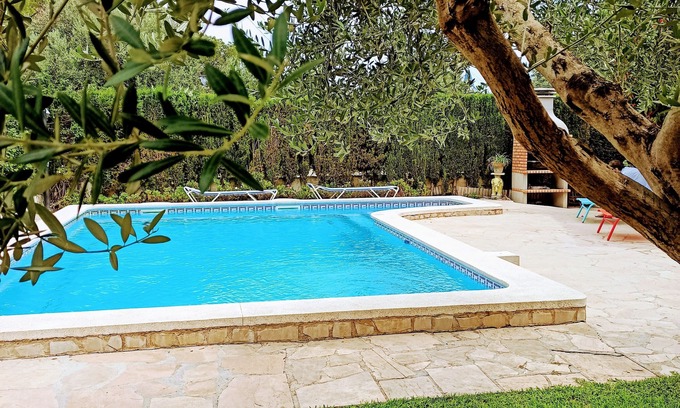 Les Tres Cales Ski Chalet | Discover Casa Mediterránea: Perfect for Families & Pets