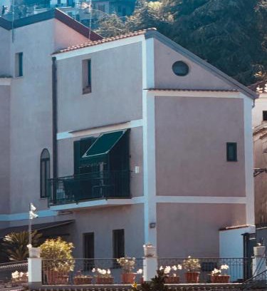 Scala Apartment | Elegant Casa Mercurio: Child-Friendly Retreat with 9.6 Rating