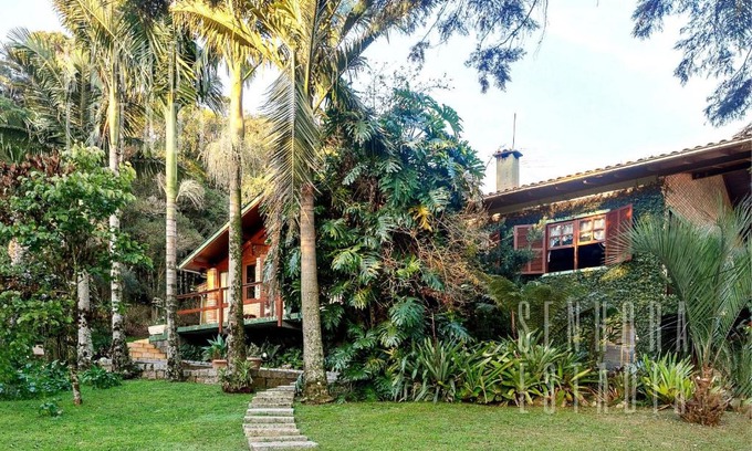 Rancho Queimado House | Casa Merlot: Cozy Retreat with Lake Views and Fireplace