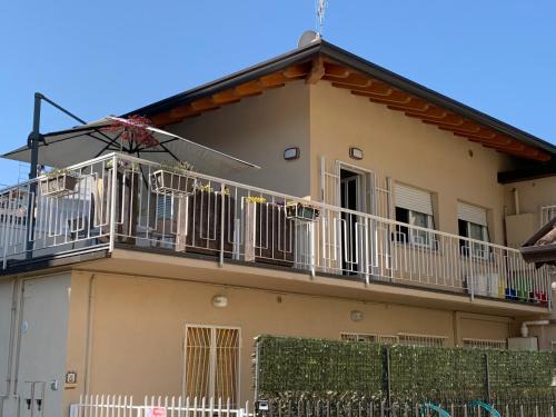 Sarnico Apartment | Discover Casa Miki: Oceanfront Stay with Pet-Friendly Perks