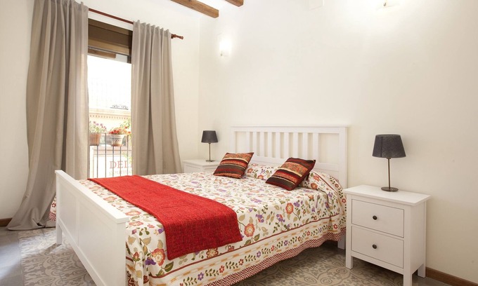 la Vila de Gracia Apartment | Casa Milá - Spacious Apartment in Gracia with Free WiFi